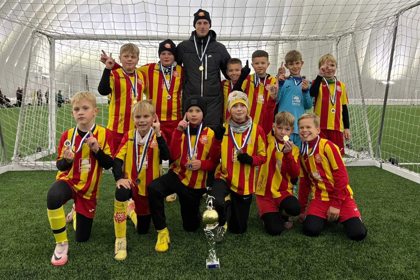 Meie U10 poisid võitsid eile Tartus Tammeka Junior Cupil oma vanuseklassi B-taseme turniiril esikoha. Alagrupis alistati JK Tallinna Kalev 6:3, Maardu Linnamees